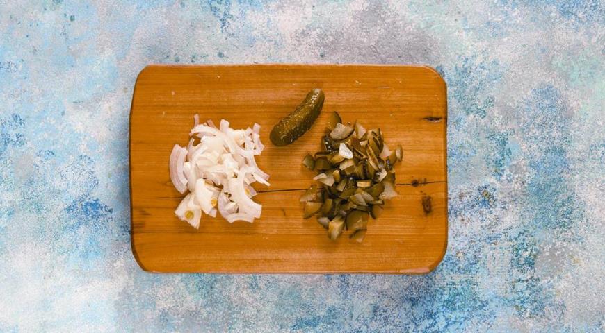 Фото приготовления рецепта: Солянка из семги, шаг №3