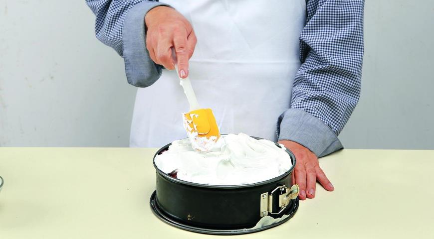 Фото приготовления рецепта: Пирог со сливами, заварным кремом и безе, шаг №7