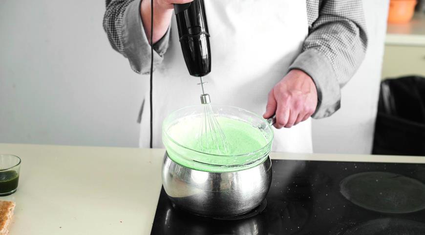 Фото приготовления рецепта: Торт Опера с зеленым чаем, шаг №5
