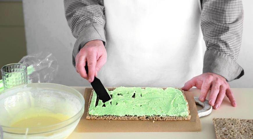 Фото приготовления рецепта: Торт Опера с зеленым чаем, шаг №8