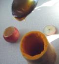 Смазать внутреннюю поверхность яблока и тыквы медом