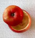 Удалить сердцевину яблока и извлечь мякоть, стараясь не повреждать стенки