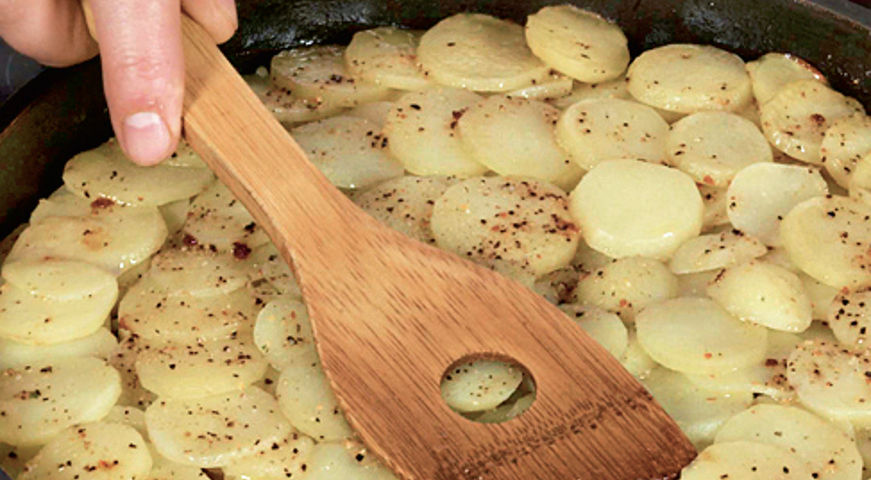 Фото приготовления рецепта: Картофель Анна со свининой, шаг №9
