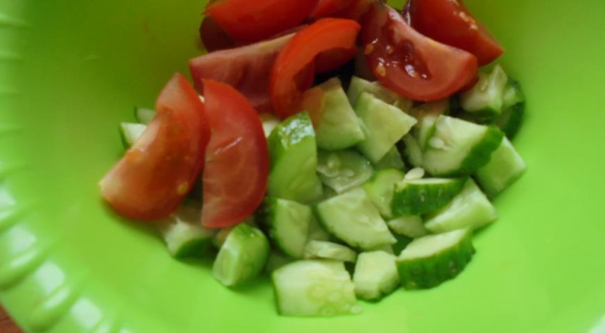 Нарезаем помидоры для салата с овощами