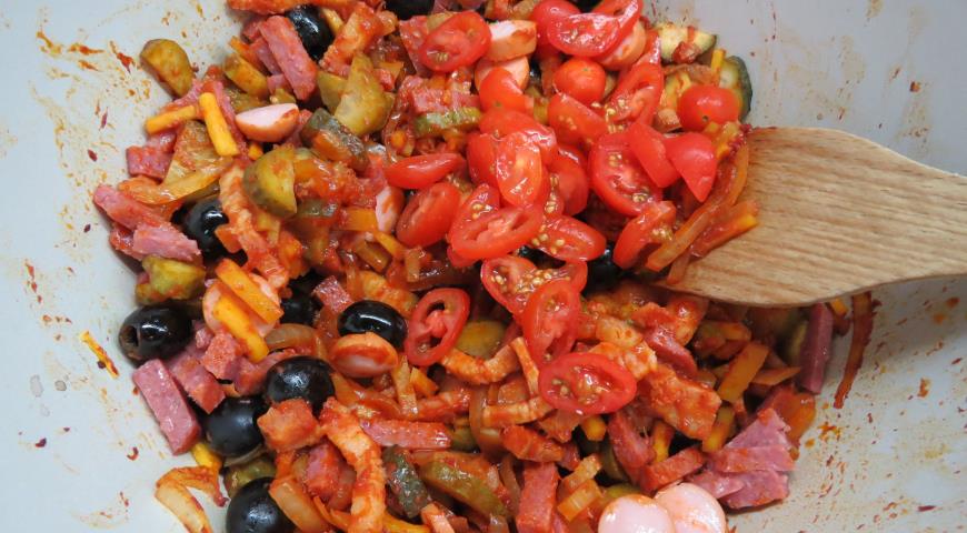 В тушеную овощную смесь для солянки добавляем маслины, колбасу, сосиску, мясо