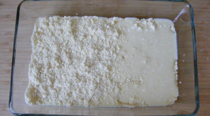 Выложить подготовленные ингредиенты в форму для приготовления пирожного