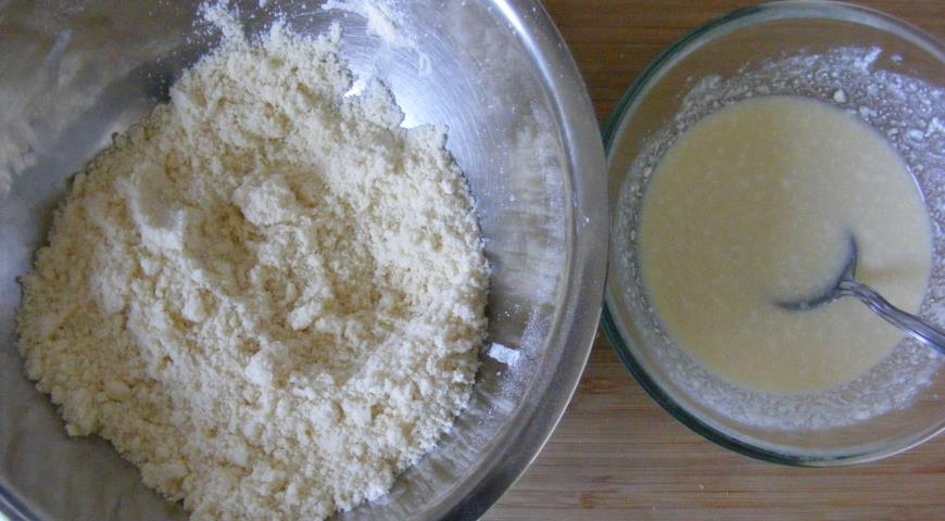 Смешать ингредиенты для приготовления творожной прослойки пирожного