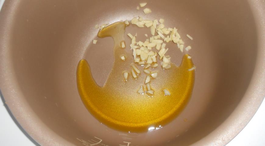 В чаше мультиварки обжариваем чеснок на оливковом масле