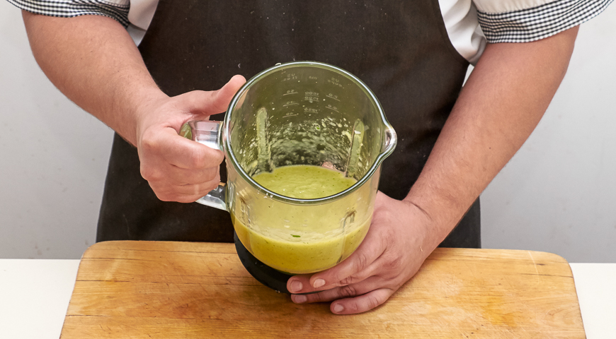 Фото приготовления рецепта: Коктейль из проростков золотистой фасоли, манго и огурца, шаг №3