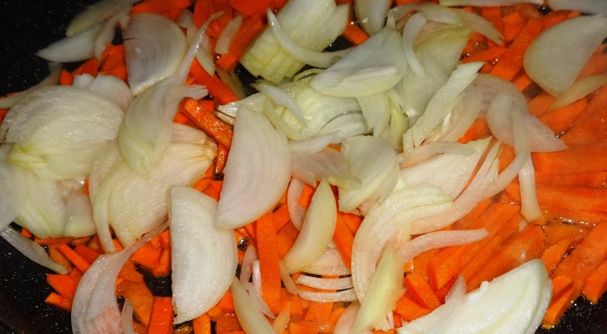 Обжариваем лук и морковь для приготовления карася с капустой