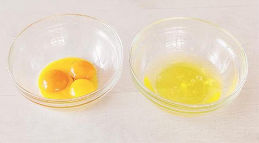Фото приготовления рецепта: Тосты с яйцами, шаг №2