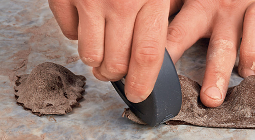 Фото приготовления рецепта: Шоколадные равиоли с рикоттой, шаг №3