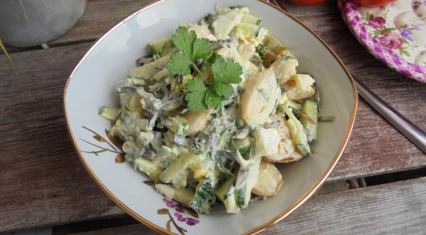 Готовый салат с морской капустой и фасолью лима