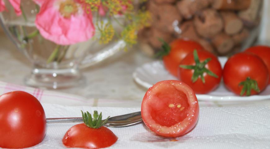 Приготавливаем помидоры к фаршированию