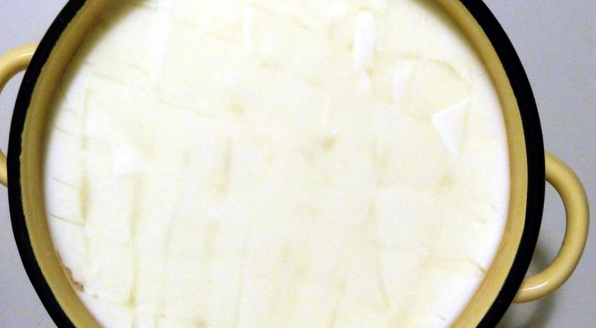 Сформированный сгусток (сырное калье) нарезаем на столбики, далее на кубики. Выдерживаем под крышкой, чтобы сырное зерно отдало сыворотку
