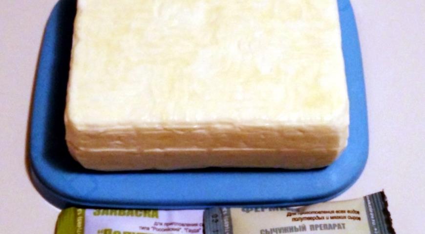 Выкладываем сыр Качотта на дренажный коврик, выдерживаем 0,5-3 месяца. Ежедневно протираем смоченной в рассоле тканью и переворачиваем