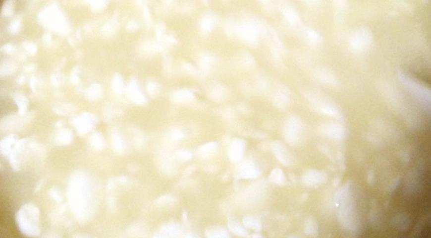 Перемешиваем кубики будущего итальянского сыра и постепенно нагреваем молоко