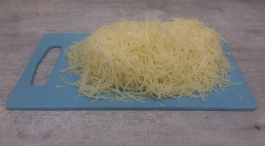 Натереть сыр на мелкой терке для начинки