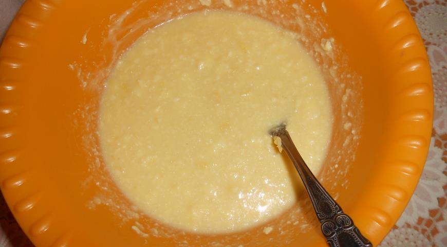 Для приготовления крема взбиваем сгущенку со сливочным маслом