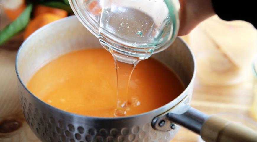 Нагреть разбавленный мандариновый сок до кипения, затем влить сироп и варить до загустения