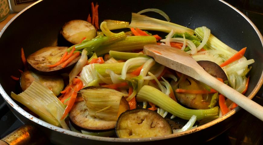 Обжарить овощи на растительном масле для добавления в суп
