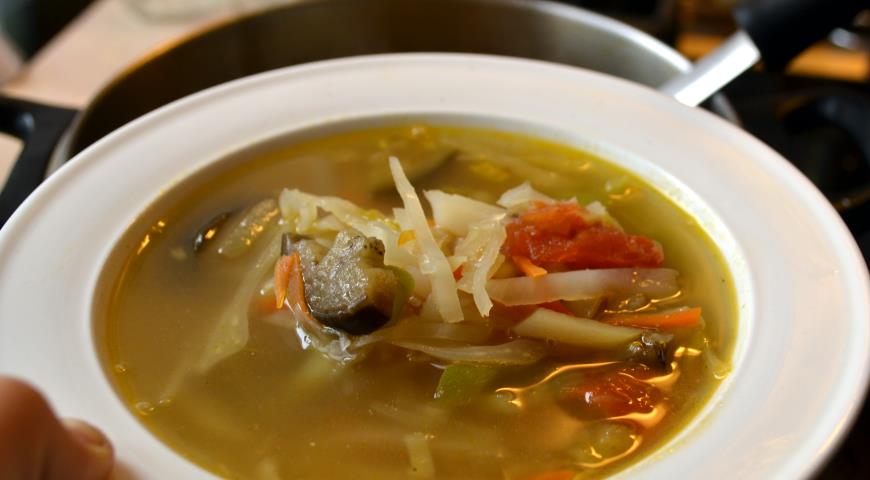 Аппетитный овощной суп готов к подаче, украсить паприкой и зеленью