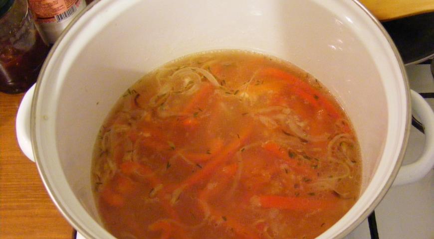 Варить суп с рисом и печеными овощами до готовности