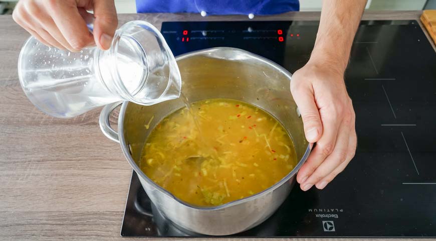 Гороховый суп с курицей, влейте в кастрюлю воду и доведите до кипения 