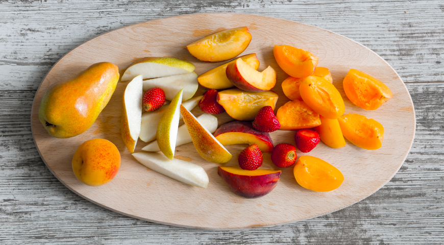 Фото приготовления рецепта: Клубнично-сырный дип к фруктам и ягодам, шаг №3