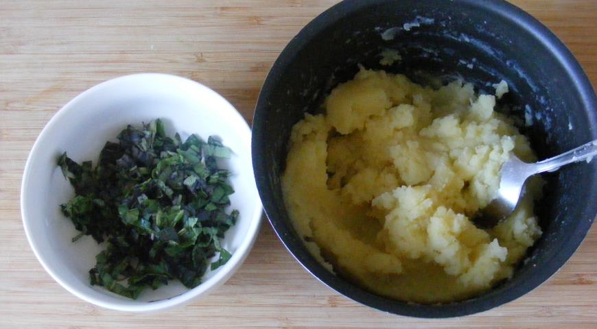 Приготовить картофельное пюре, добавить специи и зелень для начинки