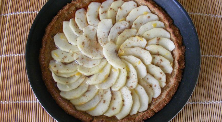 Запечь постный пирог с яблоками до готовности