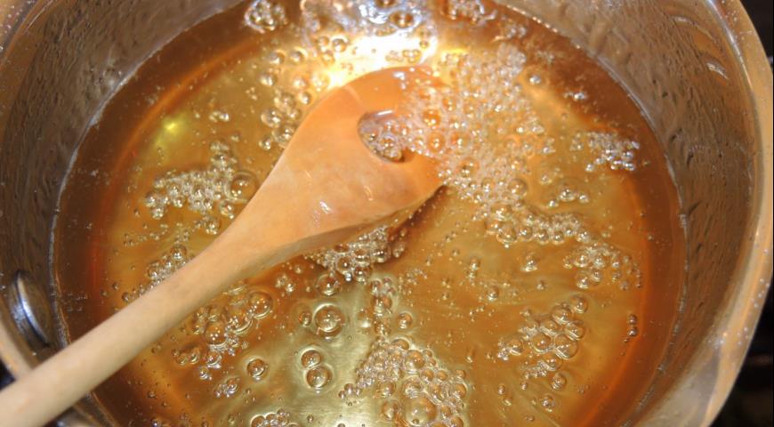 В сахар с водой добавляем желатин и варим для приготовления сиропа