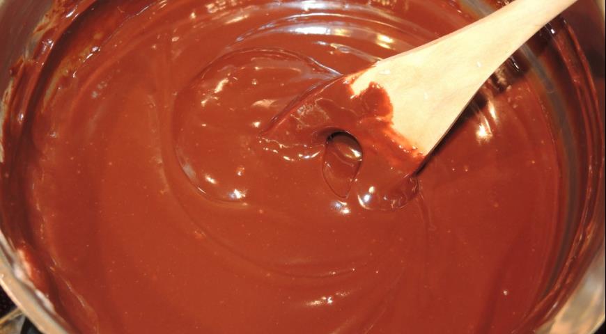 Глазурь со сливками и желатином. Шоколадная глазурь из шоколада и желатина. Шоколадная глазурь желе и помад со сливочным. Как приготовить шоколадную глазурь для торта с желатином.