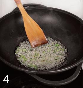 Фото приготовления рецепта: Жареный рис со свининой и горошком, шаг №4