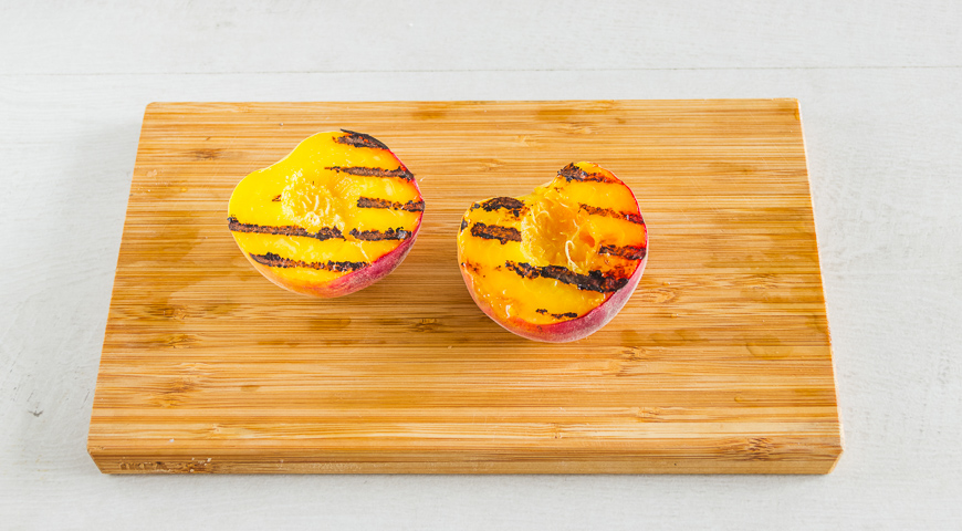 Фото приготовления рецепта: Персики на гриле с бри и прошутто, шаг №2