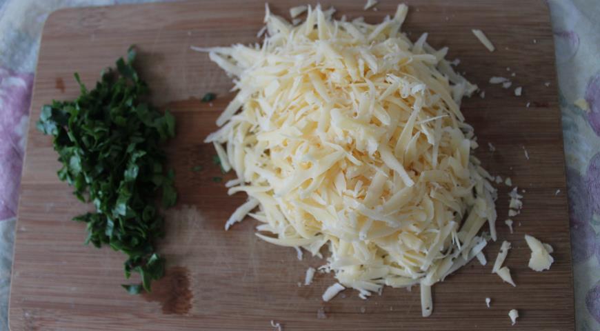 Мелко нарезать зелень и натереть сыр для приготовления пасты