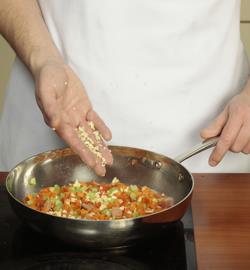Фото приготовления рецепта: Настоящая паста болоньезе, шаг №4