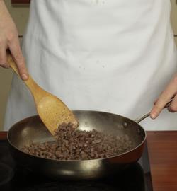 Фото приготовления рецепта: Настоящая паста болоньезе, шаг №2