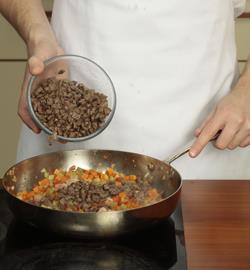 Фото приготовления рецепта: Настоящая паста болоньезе, шаг №5