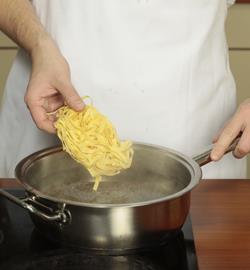 Фото приготовления рецепта: Настоящая паста болоньезе, шаг №6