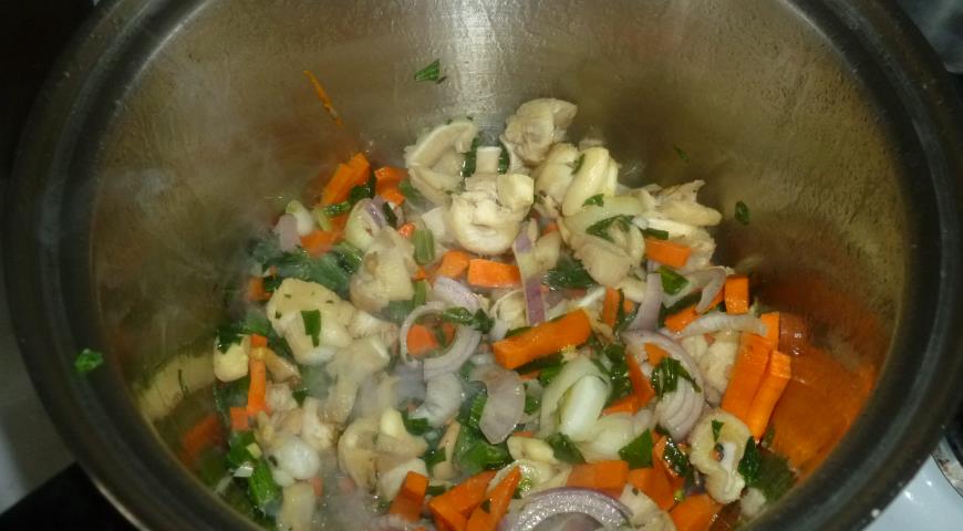 Тушить овощи с грибами и курицей для приготовления начинки