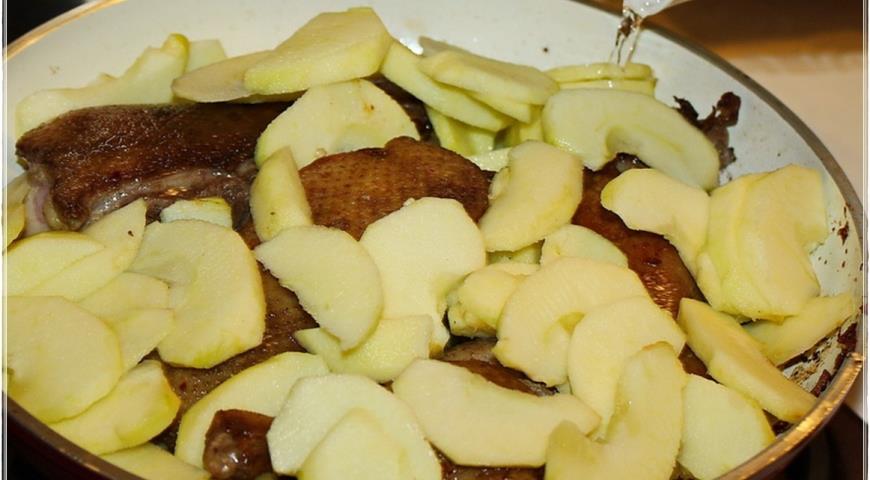 Выкладываем яблоки в сковороду с уткой
