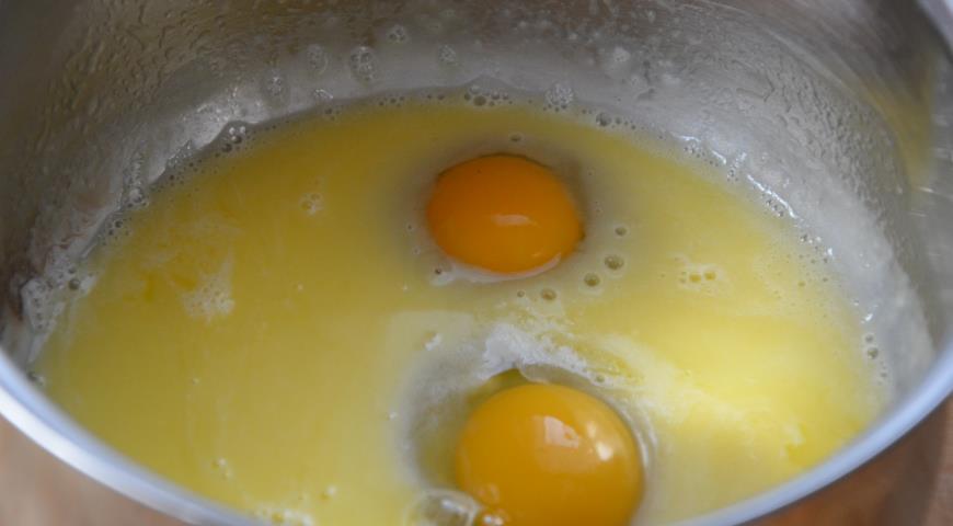 Добавляем яйца, соль и дрожжи