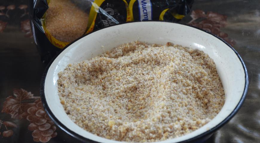Измельчаем орехи с сахаром, ванилином и шафраном