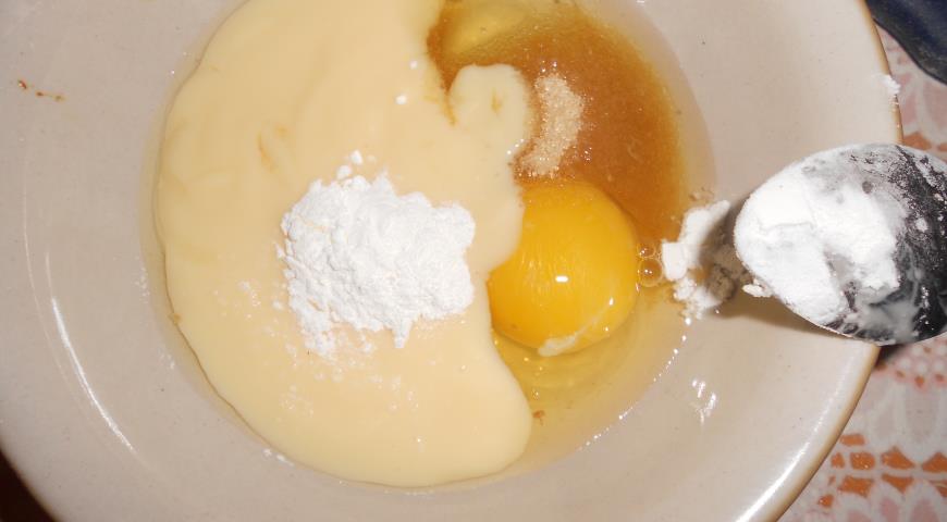 Для заливки смешиваем йогурт, сахар, лимонный сок и яйца