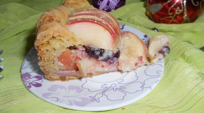 Готовый яблочный пирог с вялеными вишнями под нежной йогуртовой заливкой подаем к столу