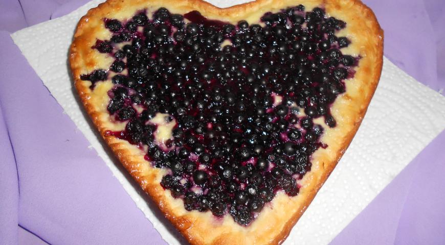 Выпекаем пирог "Черничное сердце" в духовке до готовности