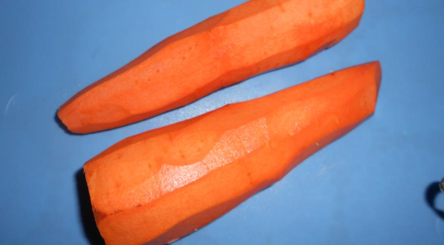 Для начинки чистим морковь и натираем на мелкой терке