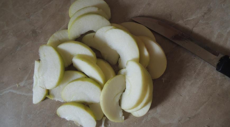 Яблоки для творожной запеканки нарезаем дольками