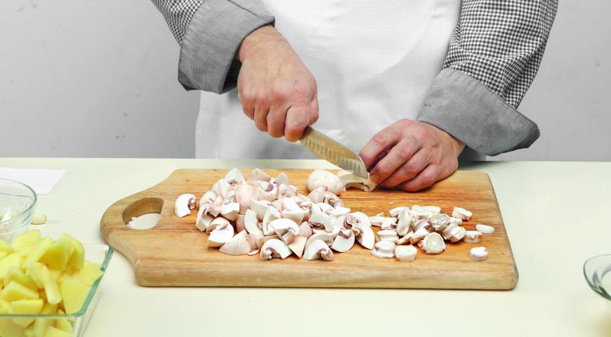 Фото приготовления рецепта: Рагу из шампиньонов с картофелем, шаг №3